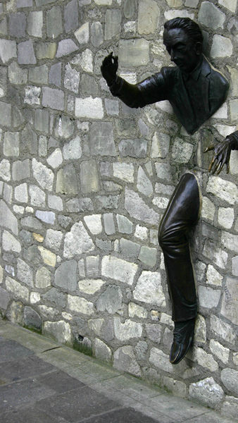 Фото сряда: 10 статуи отвъд границите на абсурда - Как се минава през стени