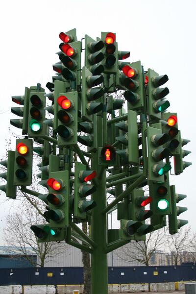 Фото сряда: 10 статуи отвъд границите на абсурда - Да минеш на червен светофар в Лондон