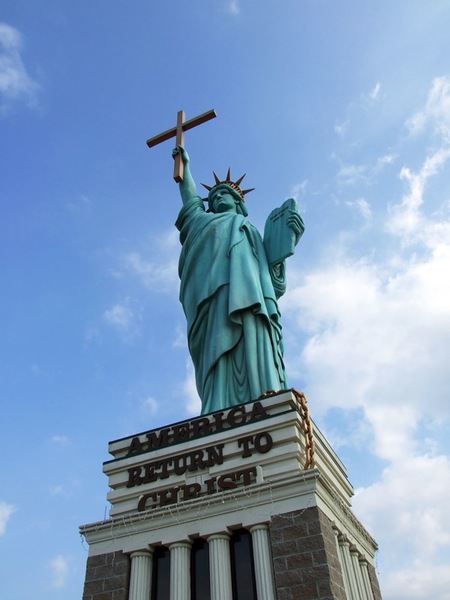 Фото сряда: 10 статуи отвъд границите на абсурда - Статуя на свободата... чрез Христос