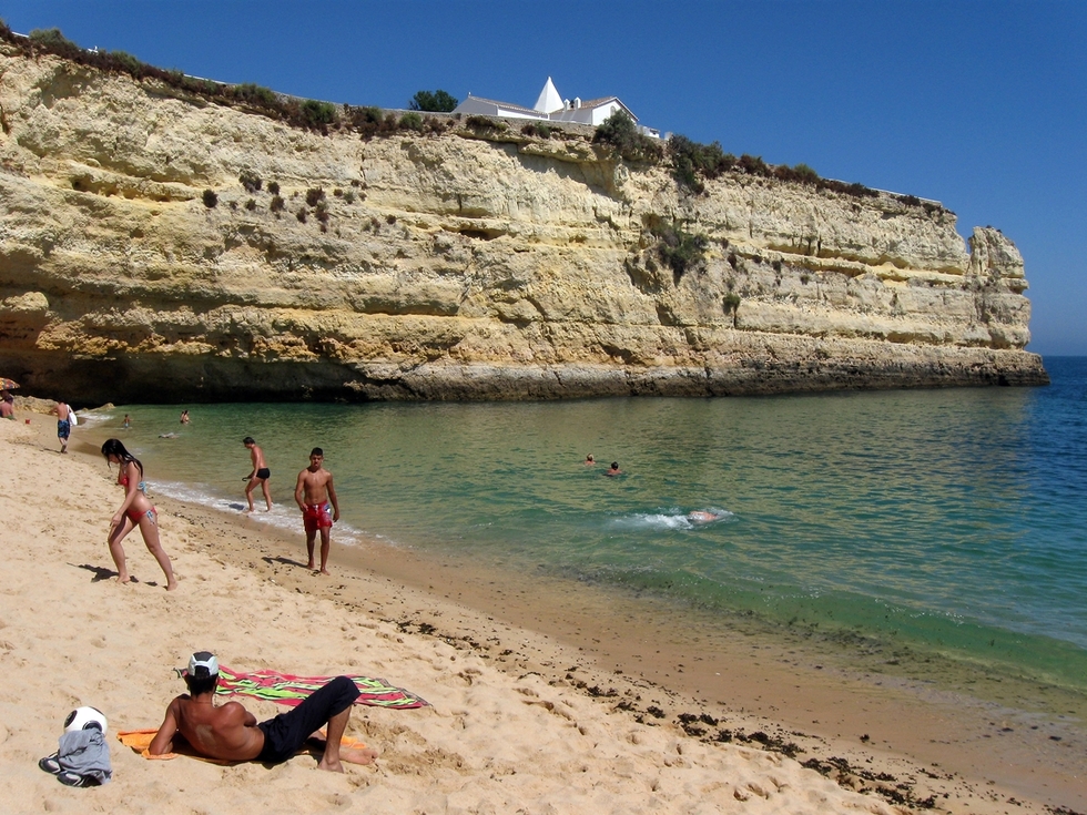 Мечти посред бял ден - 20 плажа като от картичка - Армасао де пера, Португалия