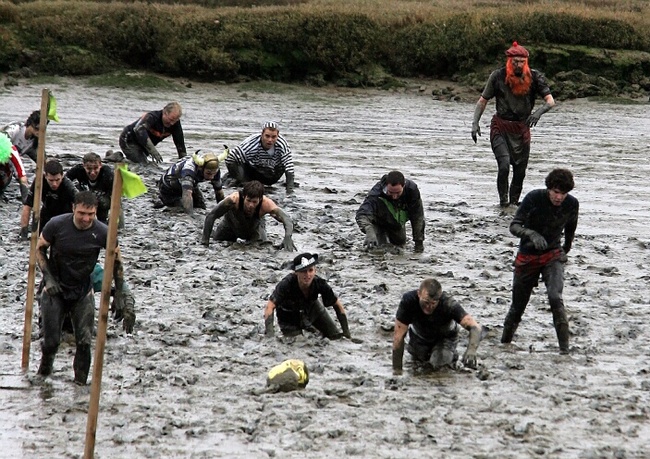 Мокри, мръсни, луди – най-калното бягане в света