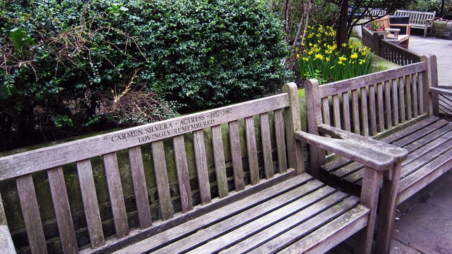 Тайната на гърба на лондонските пейки