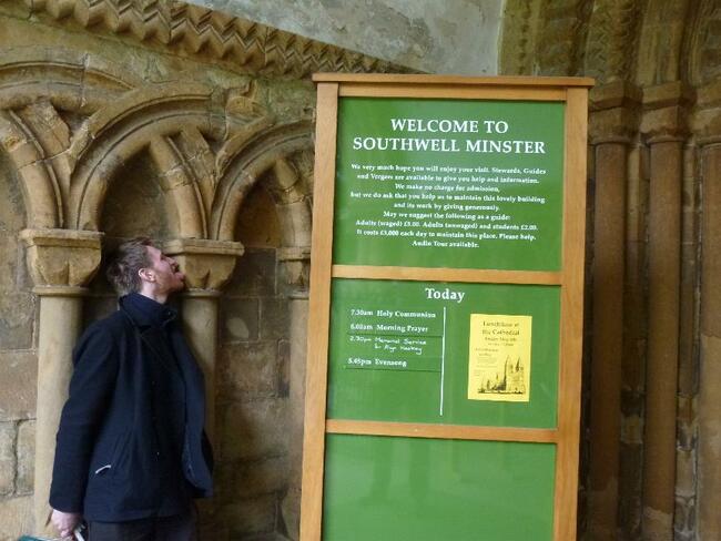 Британец пътува, за да близва катедрали