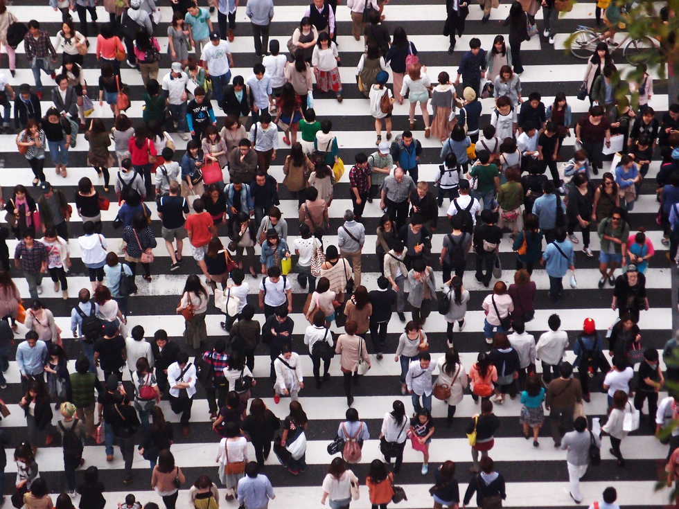 Фото сряда: 11 града отвисоко - Хора пресичат на зебра в Токио