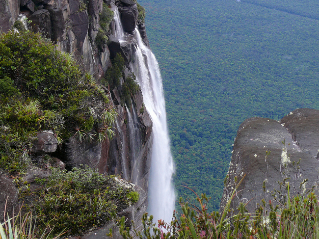 Водопадът Анхел – поглед от ръба на света