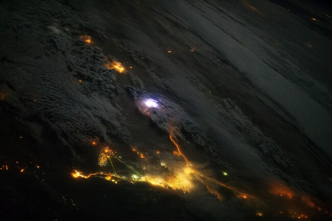 17 забележителности през погледа на астронавта (фотогалерия) - Светкавица над Кувейт и Саудитска Арабия