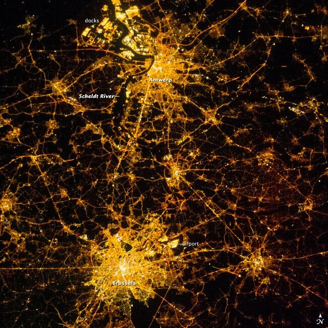 17 забележителности през погледа на астронавта (фотогалерия) - Нощните светлини на Брюксел и Антверпен