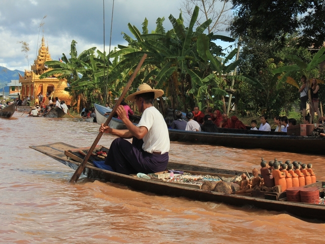 Най-красивите плаващи пазари в света (снимки) - Пазарът в езерото Инле, Мианмар