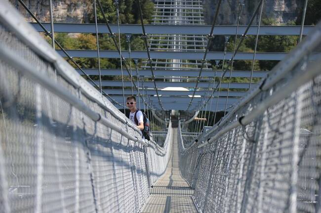 Адреналин: Най-дългият висящ пешеходен мост в света