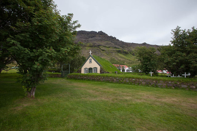 Последната църква с покрив от трева в Исландия