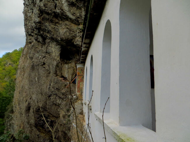 Разбоишки манастир – в скалите над Нишава