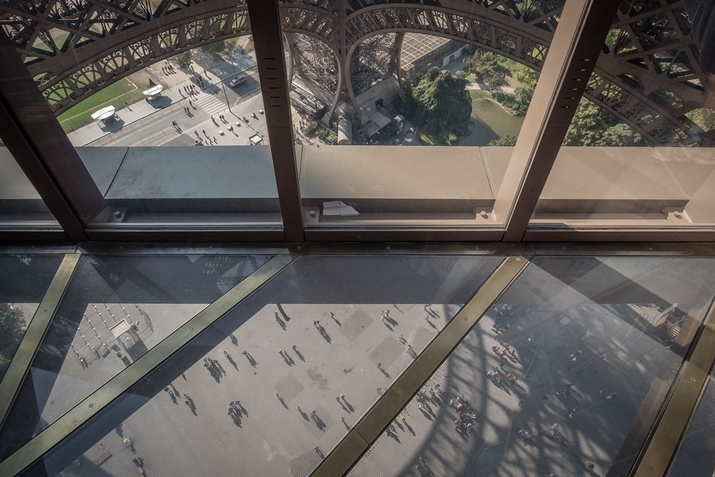 Айфеловата кула вече има страхотен стъклен под