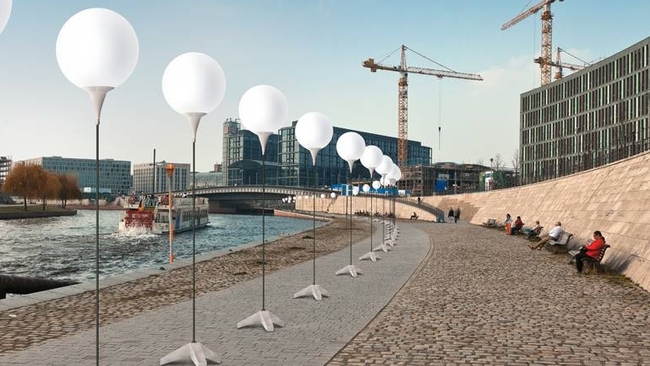 Берлин чества падането на Стената с хиляди светещи балони