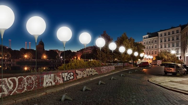 Берлин чества падането на Стената с хиляди светещи балони