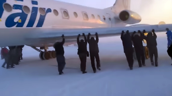 Пътници бутат замръзнал самолет в Сибир (видео)