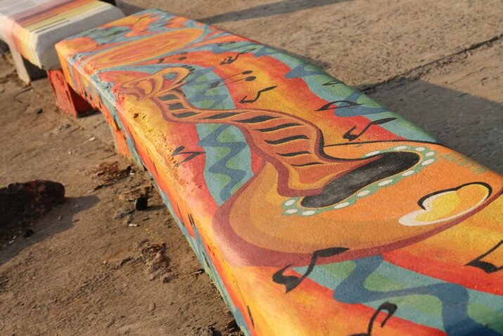 Фото сряда: Шарените пейки на брега на Поморие