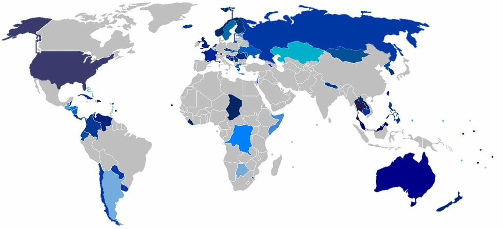 6 забавни, но безполезни карти на света - Държави, които имат синьо в знамето си