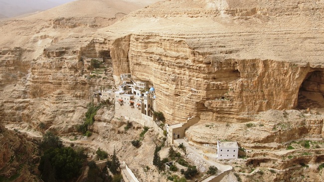 Свети Георги – скалният манастир в пустинята