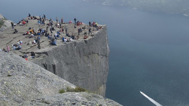 Прекестулен – поглед от покрива на Норвегия