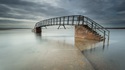 Невероятният мост насред вълните