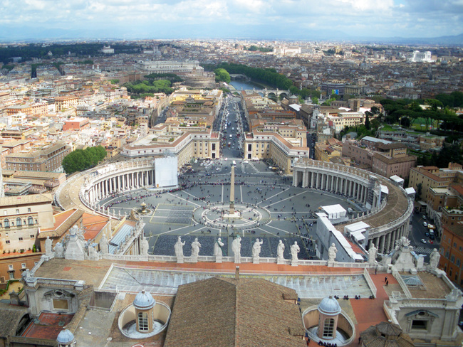 Рим по следите на „Шестото клеймо” - Площад Свети Петър