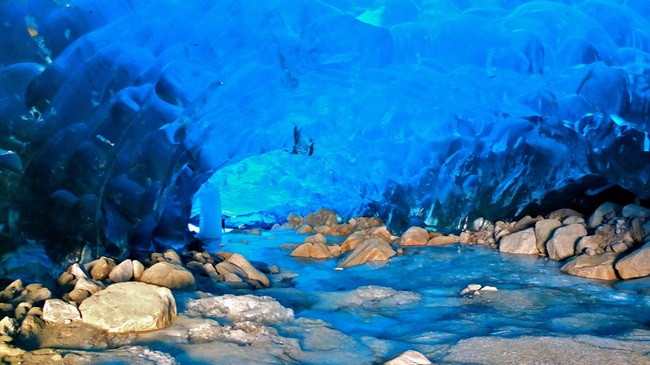 Ледените пещери Менденал - красивият син свят