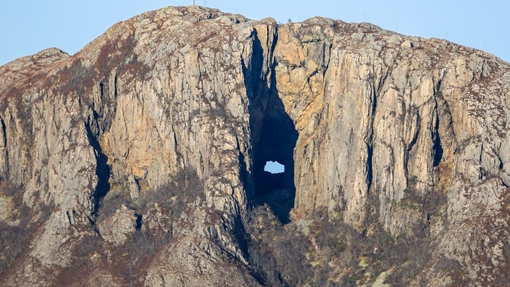 Торгатен – планината с дупка в нея