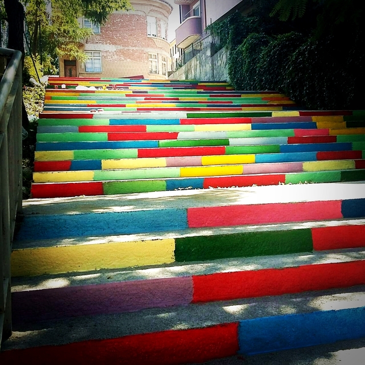 Цветни стълби се появиха в Асеновград