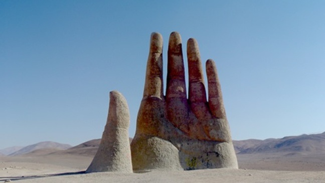 Огромна ръка насред пустинята Атакама
