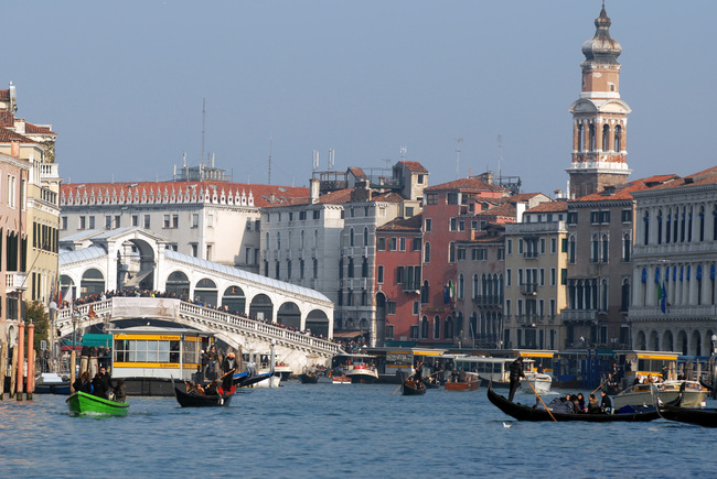 Венеция отрече да е забранявала куфарите с колелца