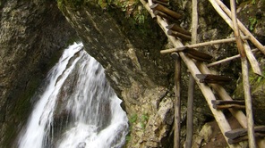 Екопътека Боров камък – по мостчета към водопада