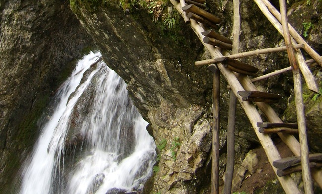 Екопътека Боров камък – по мостчета към водопада