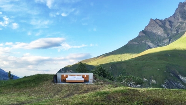 Хотел без покрив и стени в Швейцарските Алпи