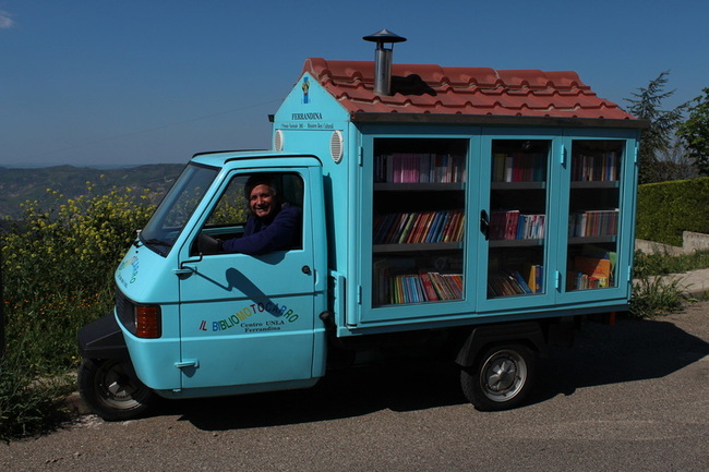 Италиански учител обикаля с камионче с книги от 17 години