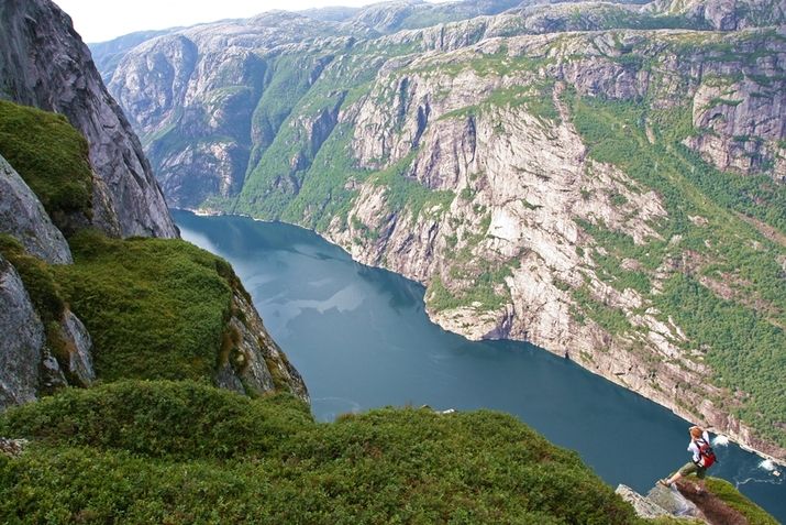 Великолепен фиорд в Норвегия от птичи поглед (видео)