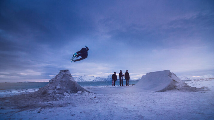 Скейтбордисти се пързалят по замръзналите плажове на Норвегия (видео)