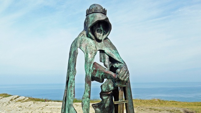 Статуя на крал Артур бди над Атлантическия океан