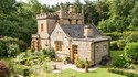 Най-малкият замък в Англия търси новите си собственици