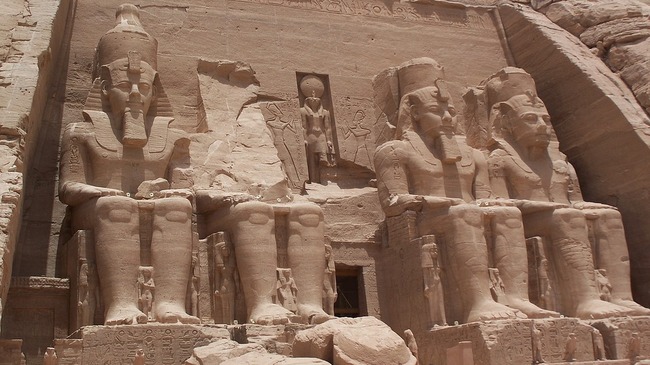 Храмът в Египет с 20-метровите статуи