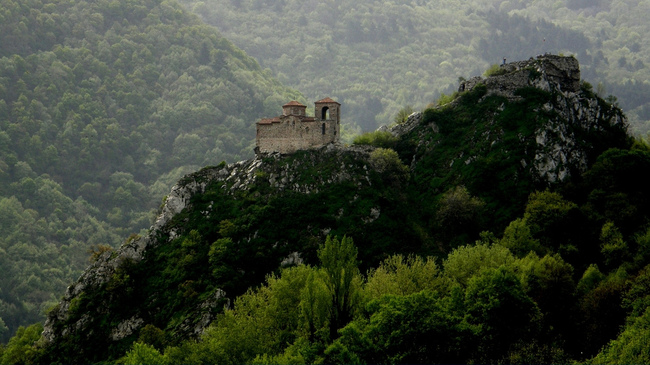 Уикенд разходка: Бачковски манастир, Асенова крепост и още