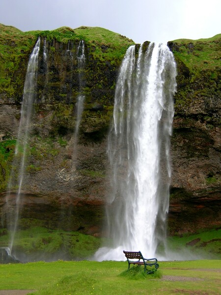 Ако ще е пейка – да е с гледка - С гледка към водопад в Исландия