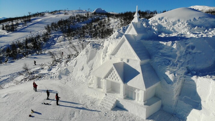 Построиха църква от сняг на ски писта в Норвегия