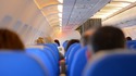 Как да пътуваме по-удобно на средната седалка в самолета