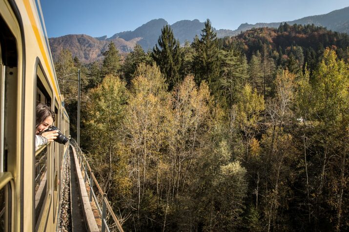 Пускат влак за есенна разходка през Алпите