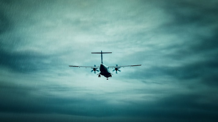 Трябва ли да ни е страх, ако гръмотевица удари самолета, в който летим?