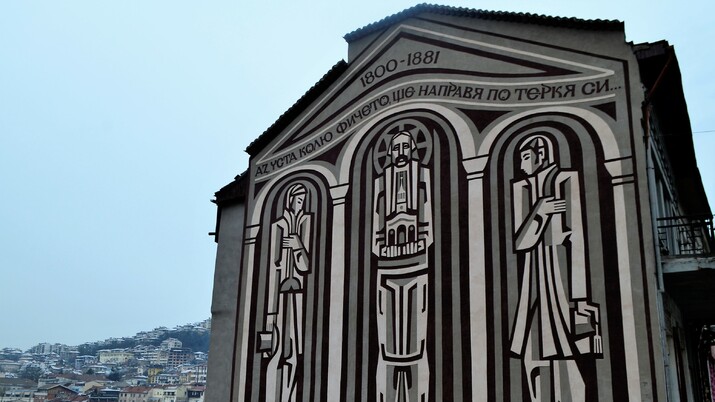 Реставрират емблематичните сграфито пана във Велико Търново