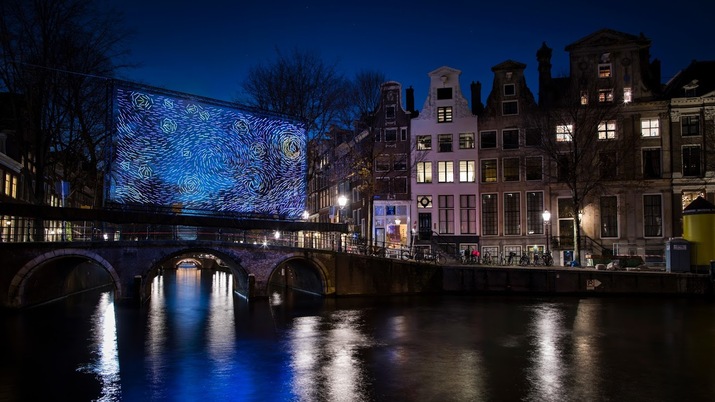 Звездната нощ на Ван Гог оживява в Амстердам
