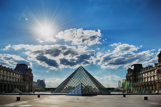 Стъклената пирамида на Лувъра навърши 30 години