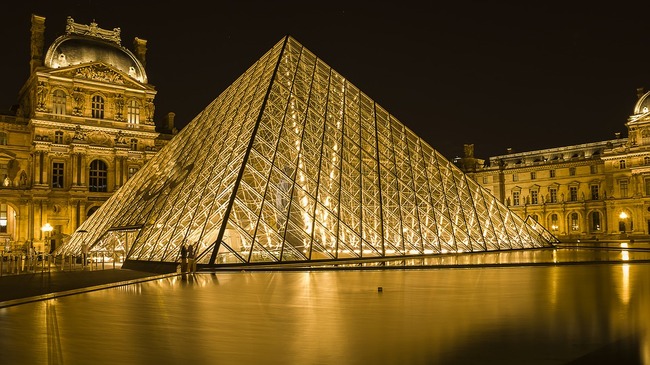 Стъклената пирамида на Лувъра навърши 30 години