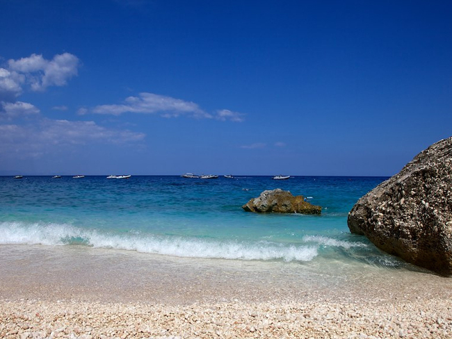 Сардиния: Лунни пейзажи и райски плажове